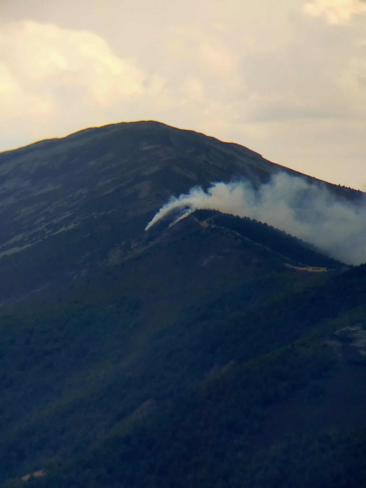 Incendio forestal por la caída de un rayo en Mochete Gutia en la zona de Altuzarra (Ezcaray).