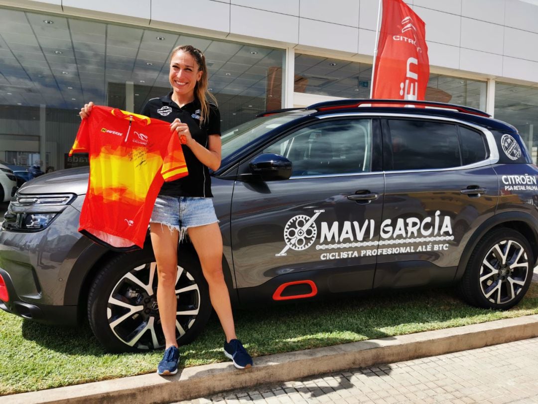 Mavi Garcia posando con el maillot de la selección española.