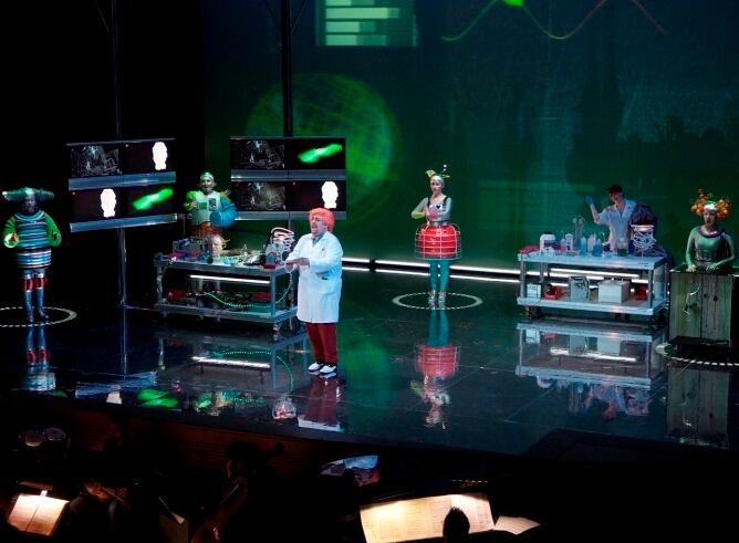 Allex Aguilera es el director de escena de esta obra, con escenografía de Manuel Zuriaga, vestuario de Carmen Jabaloyes, videocreaciones de Miguel Bosch e iluminación de Antonio Castro