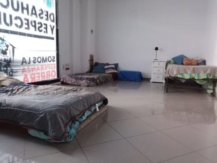 Albergue temporal en una de las oficinas.