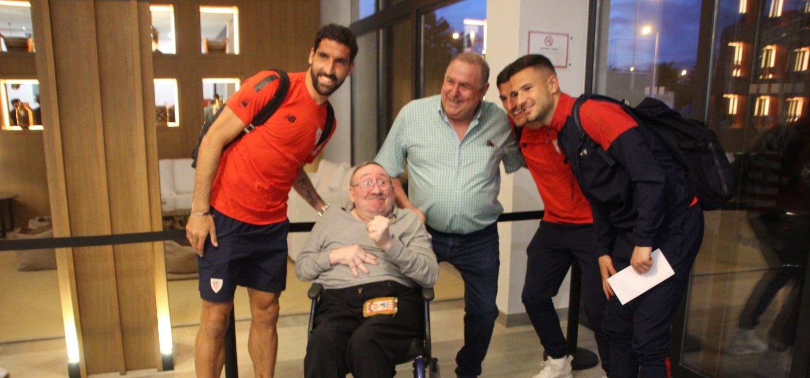 Con los futbolistas del Athletic en el hotel de El Toyo.