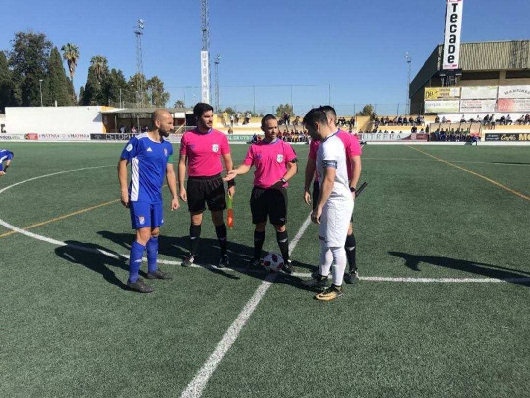 Lods capitanes en el sorteo de campo junto a los árbitros