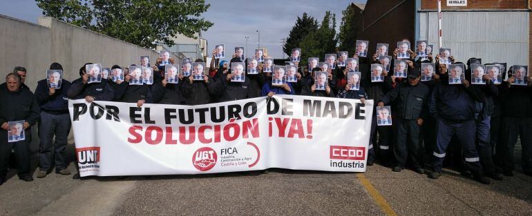 Un mes llevan concentrándose los trabajadores a las puertas de MADE