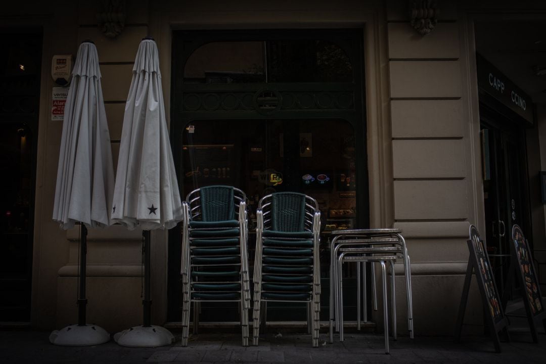 Las sillas y mesas de un bar 