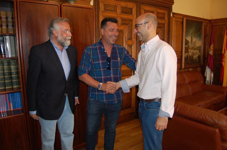 Dorado ha sido recibido este martes en el Ayuntamiento.