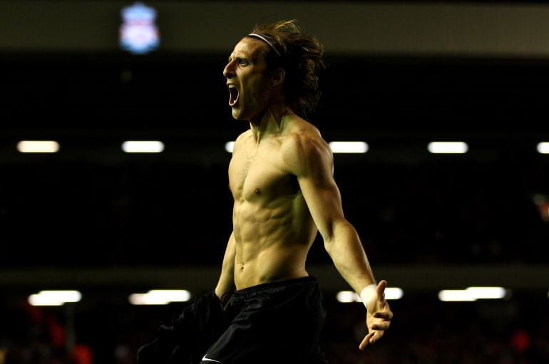 Diego Forlán celebra un gol con el Atlético de Madrid.