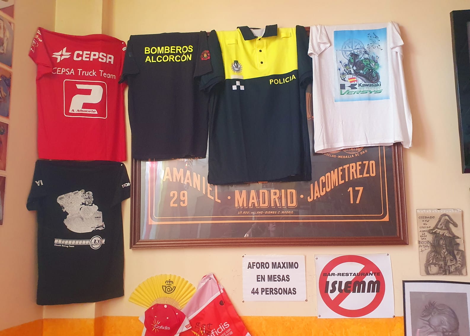 Recuerdos colgados en el bar