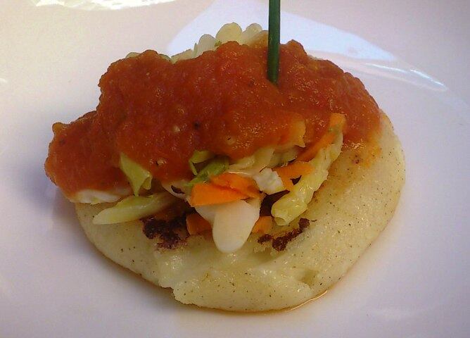 El plato más típico y popular de la cocina salvadoreña es una torta de maíz rellena de queso (u otros ingredientes), que suele acompañarse de 'curtido' y salsa de tomate.