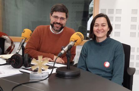 Javier Jiménez, director de APTENT, y Macarena Hernández, vicepresidenta de ARE, en los estudios de &#039;Hoy por Hoy&#039;. En la imagen se puede ver el premio entregado por el reconocimiento del Ministerio de Cultura y Deporte.