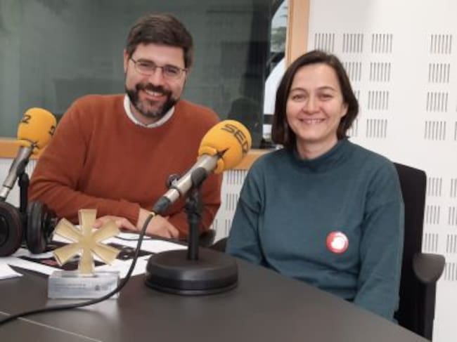 Javier Jiménez, director de APTENT, y Macarena Hernández, vicepresidenta de ARE, en los estudios de 'Hoy por Hoy'. En la imagen se puede ver el premio entregado por el reconocimiento del Ministerio de Cultura y Deporte.