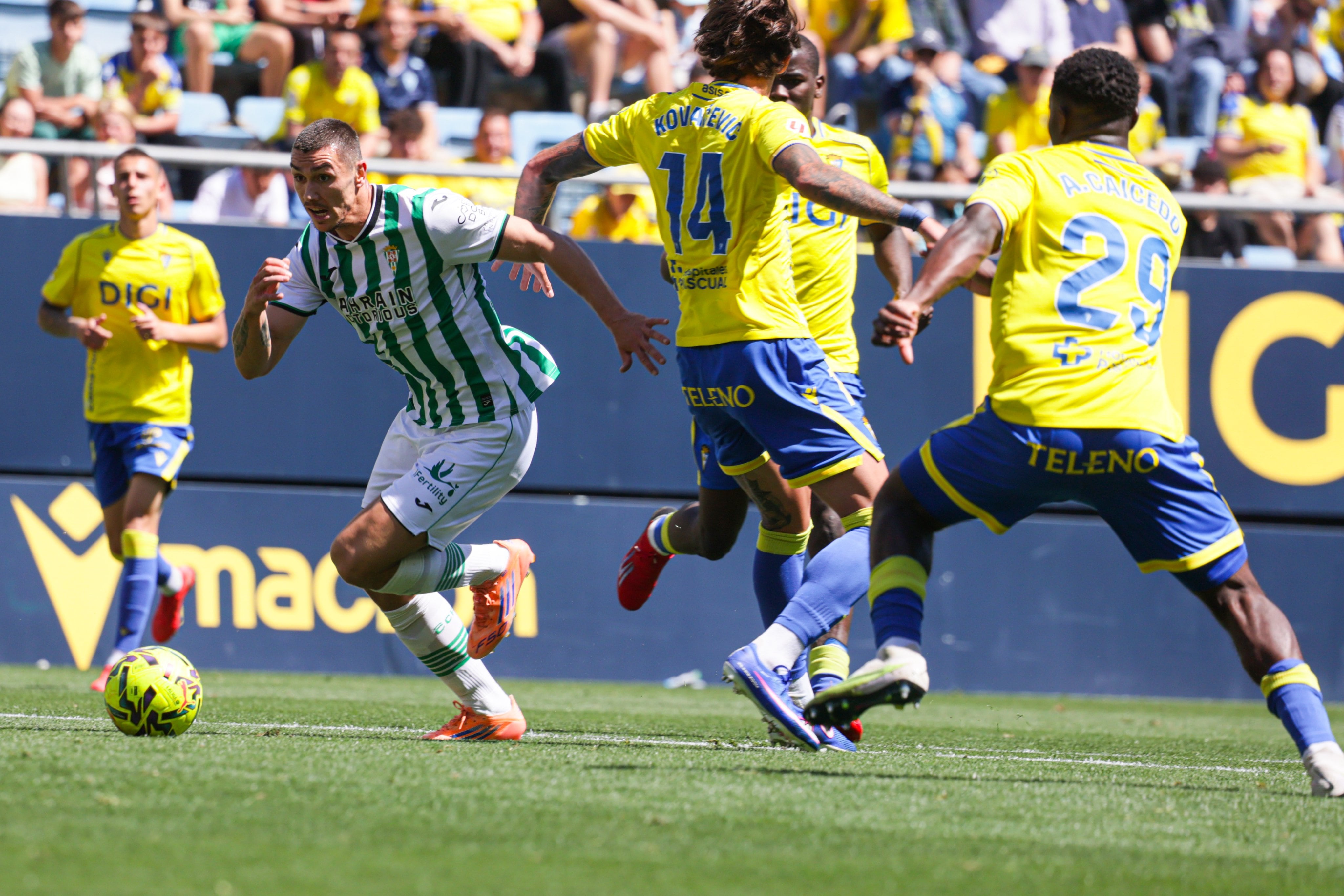 Fuentes se marcha para marcar el segundo gol de la tarde (Prensa CCF)