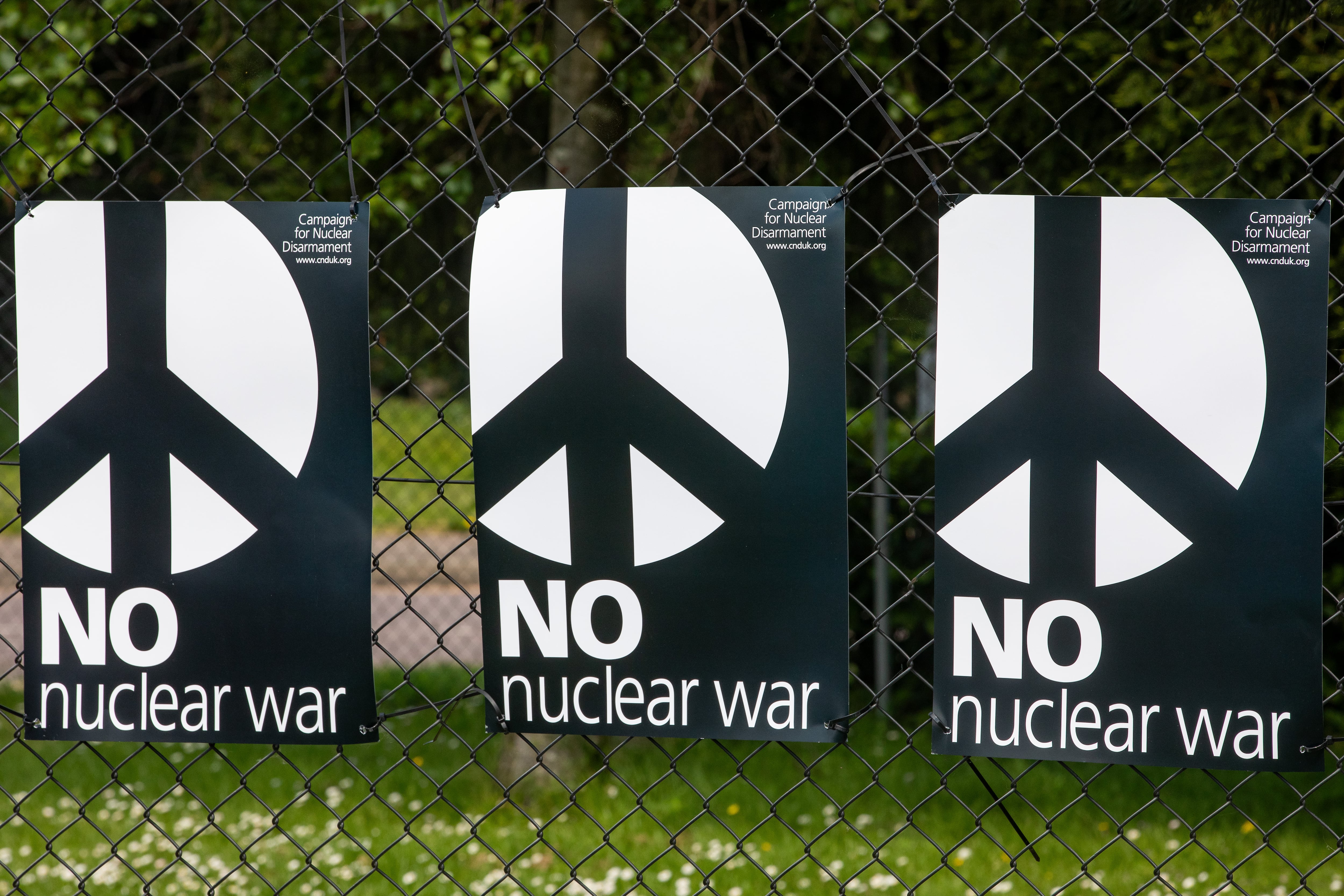 Carteles contra el uso de armas nucleares dispuestos el pasado año junto a la base aérea de Lakenheath (Reino Unido)