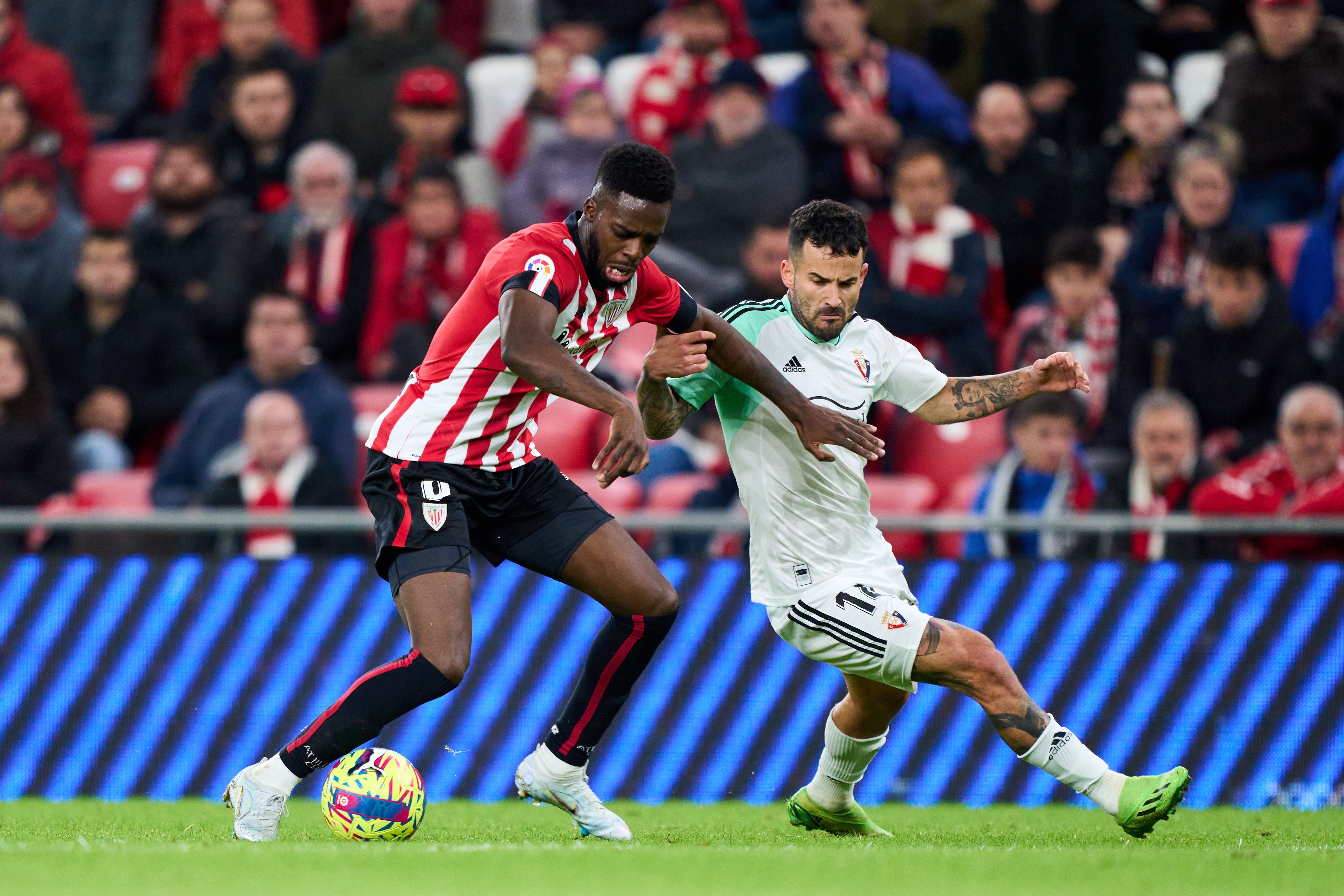 Iñaki Williams y Rubén García pugnan por el balón durante el último partido de Liga entre Athletic y Osasuna