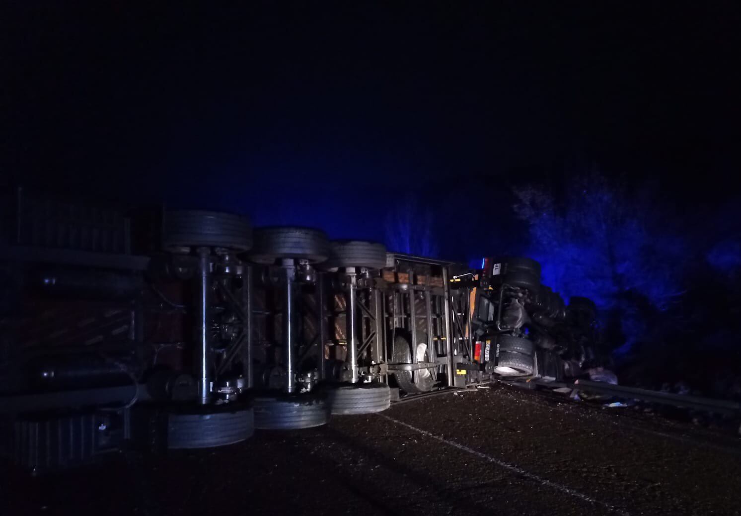 El camión volcado en la N-122