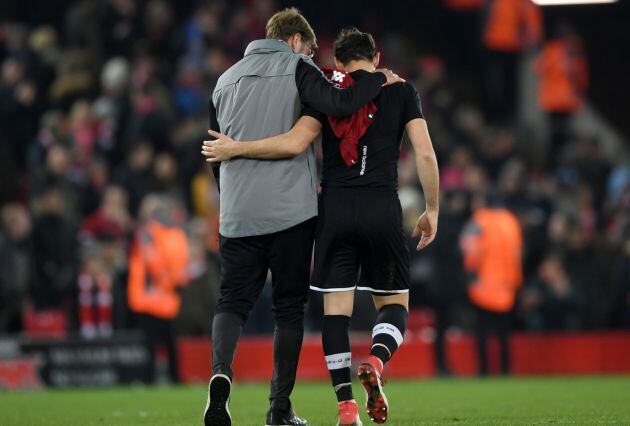 Klopp se marcha del campo hablando con Iker Casillas