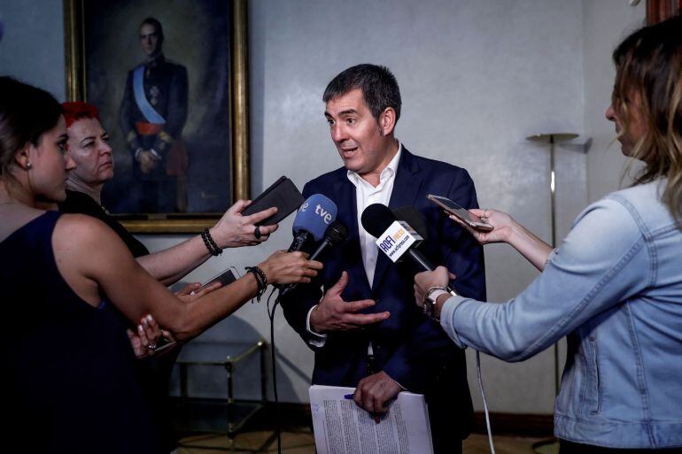El presidente de Canarias, Fernando Clavijo, atiende a los medios en su reunión con el ministro del Interior, Fernando Grande-Marlaska,para analizar la situación de las rutas migratorias tras la llegada a las islas en poco más de una semana de dos cayucos