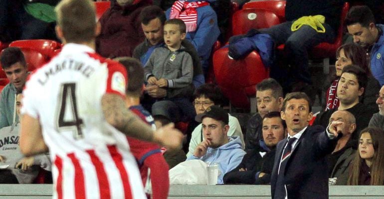 El entrenador del Athletic de Bilbao José Ángel Ziganda (d) durante el aprtido de la trigésimo cuarta jornada de Liga en Primera División que Athletic de Bilbao y Levante juegan esta noche en San Mamés, en Bilbao.