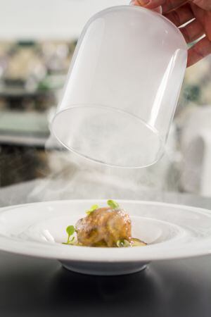 Albóndigas guisadas de rabo de toro con puré especiado de patata.