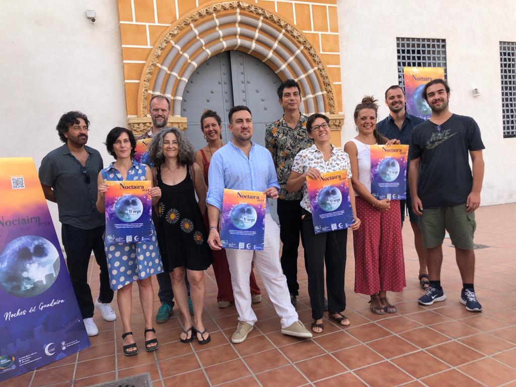 Foto de familia en la presentación de la Noche de San Miguel de Alcalá de Guadaíra