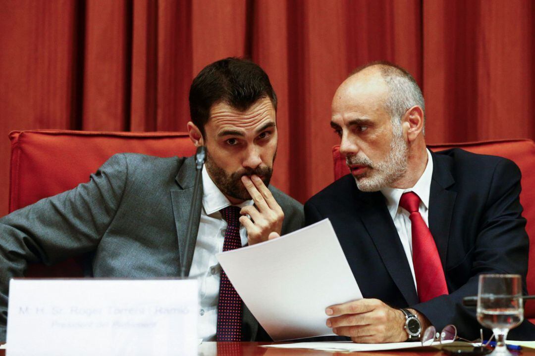 El president del Parlament de Catalunya, Roger Torrent, amb el lletrat de la cambra, Joan Ridao (d), durant la reunió de la comissó de l'Estatut dels Diputats el passat divendres.
