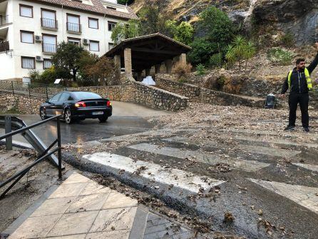 La carretera A-319 ha sido habierta al tráfico tras retirar la gran lengua de lodo y piedras