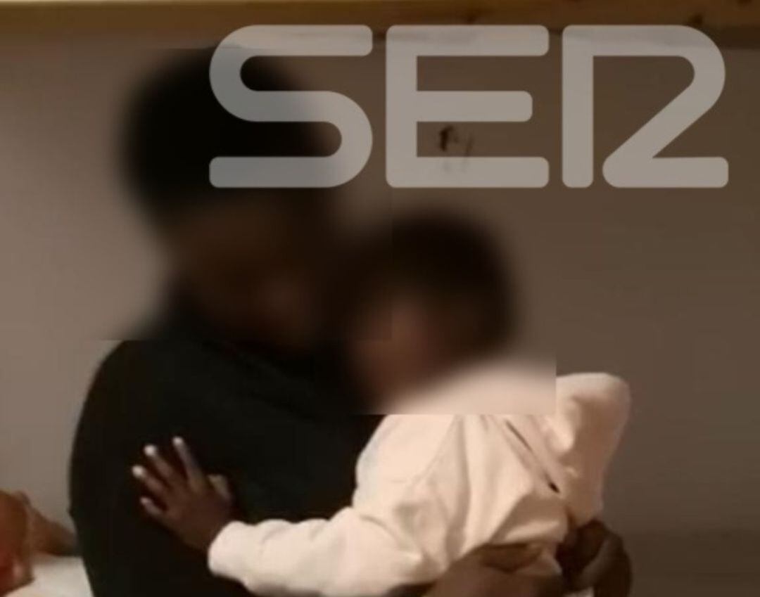 Momento del encuentro entre Awa y su madre tras más de 3 días separadas