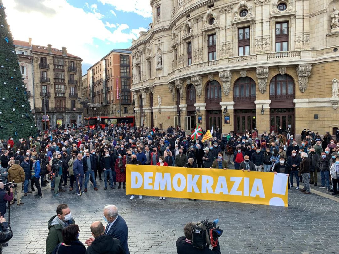 Los concentrados han desplegado una pancarta con el lema &quot;Demokrazia&quot; y han estado media hora en silencio