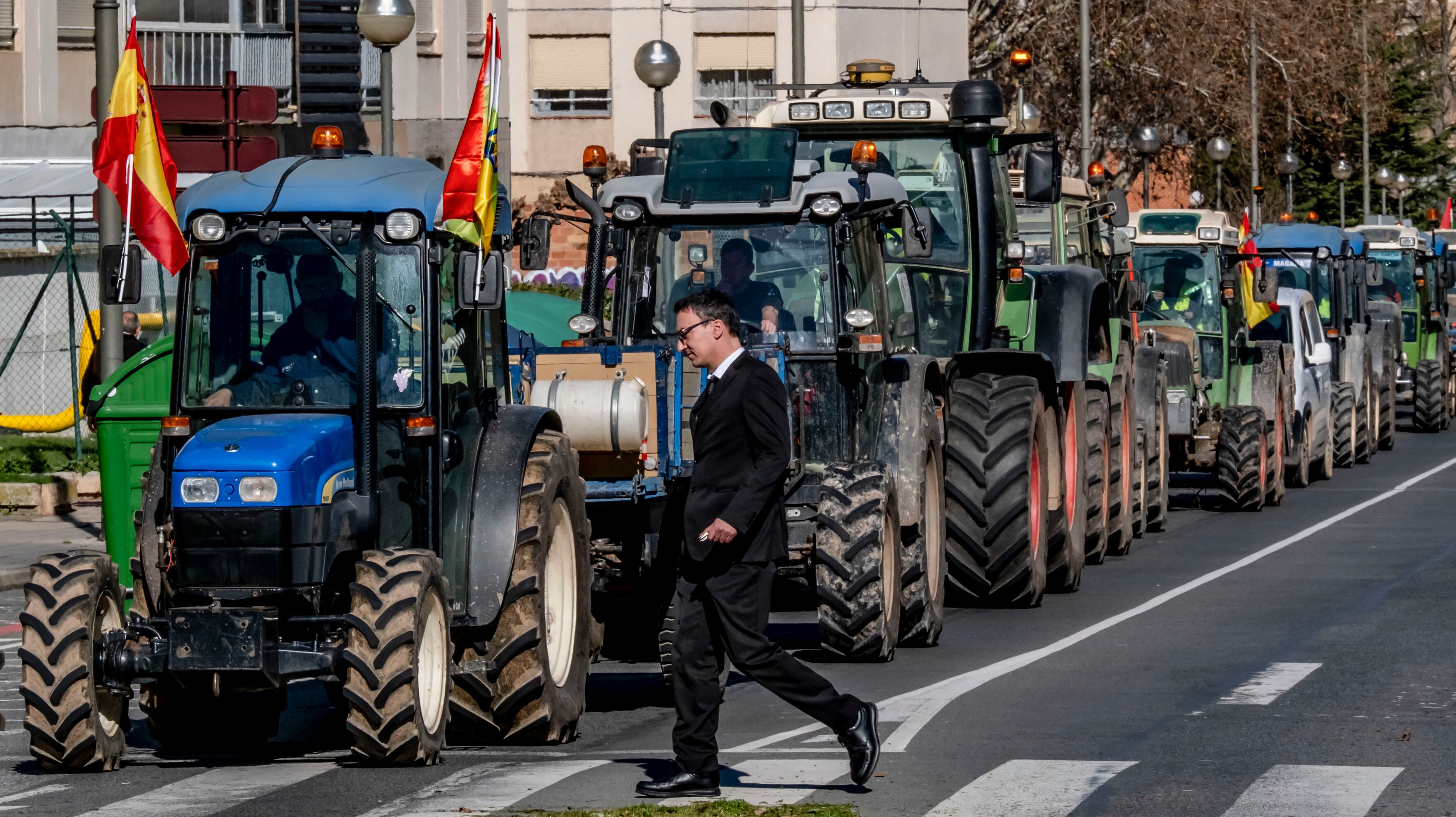 LOGROÑO, 19/02/2024.- Cerca de medio centenar de agricultores y ganaderos riojanos se manifiestan en Logroño con sus tractores este lunes. La Delegación del Gobierno de La Rioja, tras una reunión de coordinación con las Fuerzas y Cuerpos de Seguridad (FCS), ha acordado este lunes disponer de todos los medios necesarios para que la entrada de tractores en Logroño sea limitada. Este es una de las decisiones que se han adoptado con motivo de las movilizaciones no comunicadas. EFE/Fernando Díaz
