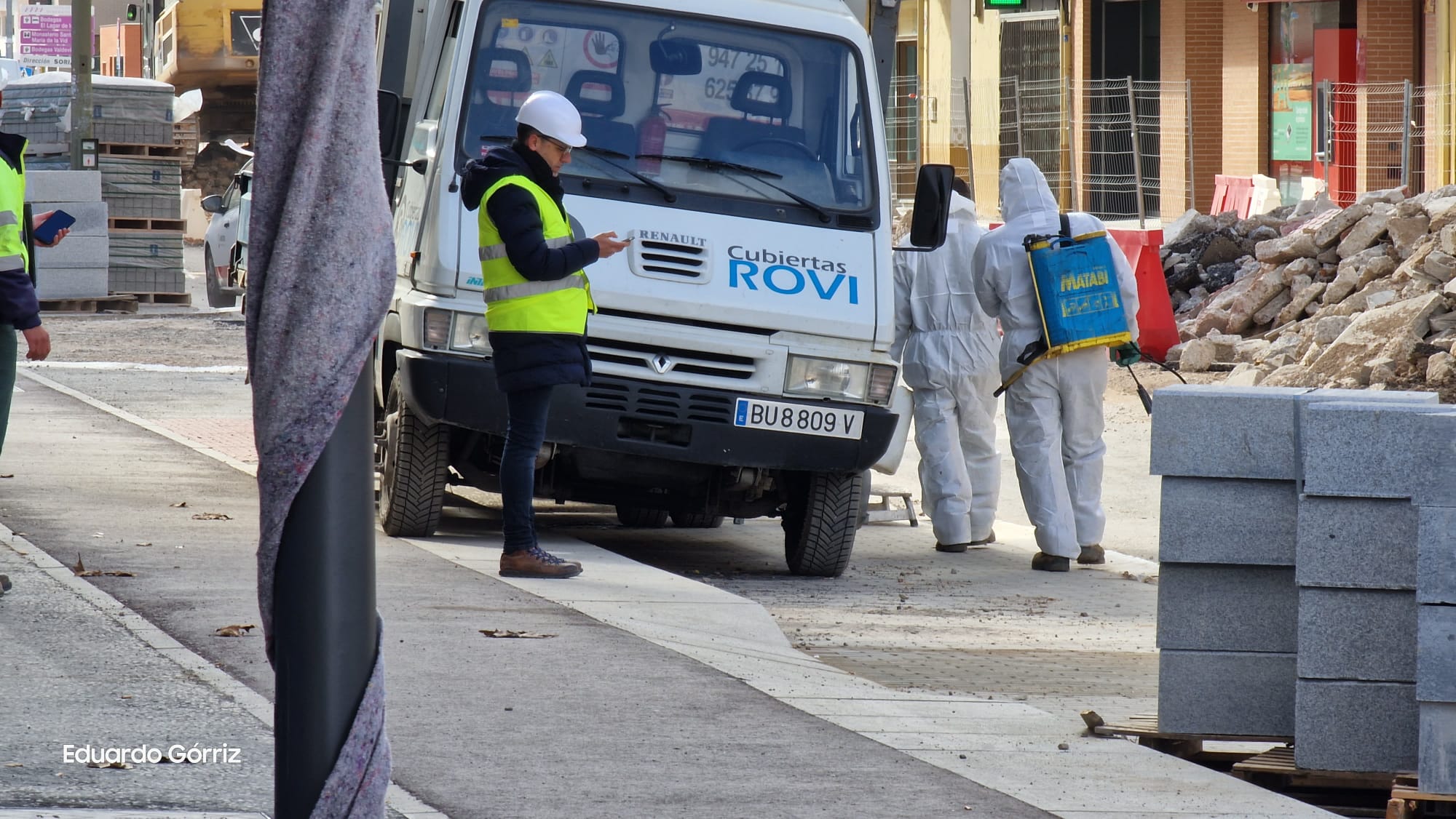 Operarios retirando fibrocemento en Avenida Castilla de Aranda de Duero