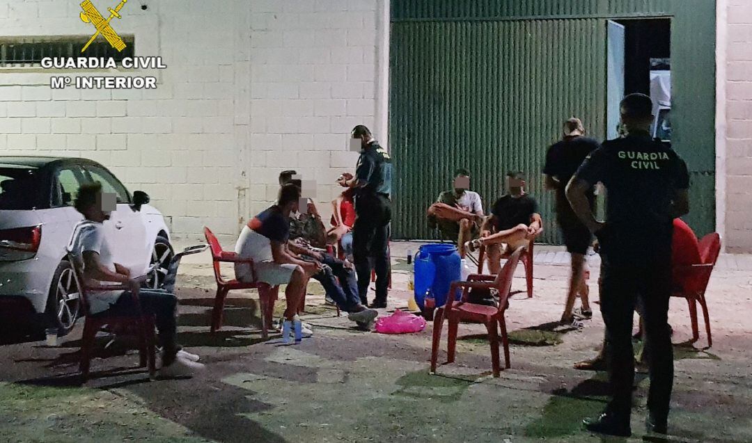 Archivo - Denunciados once jóvenes en Cieza por hacer botellón e incumplir las medidas de seguridad