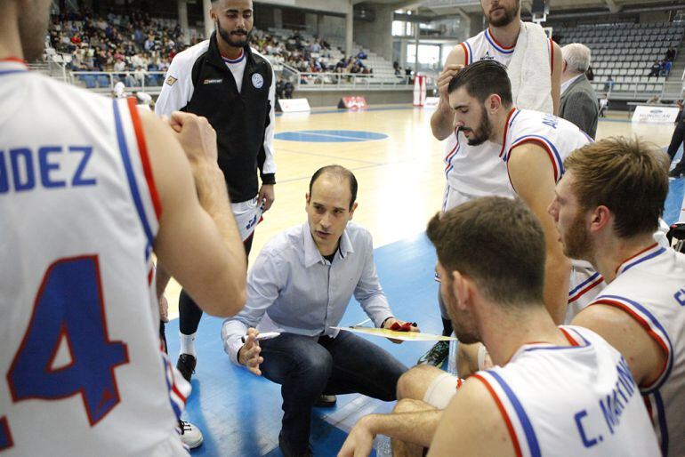 Kuko Cruza, entrenador Fundación Lucentum Alicante, dando instrucciones a sus jugadores