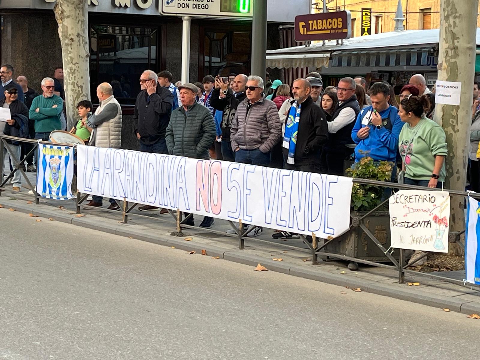 Concentración frente al edificio en el que se celebraba la asamblea de la Arandina CF