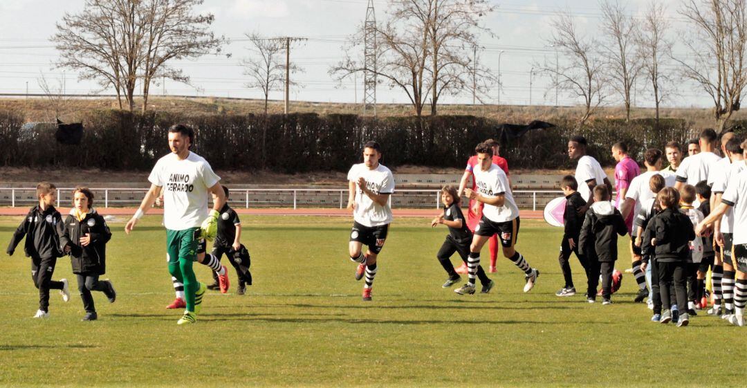 Imagen del inicio del partido ante el Fuenlabrada.