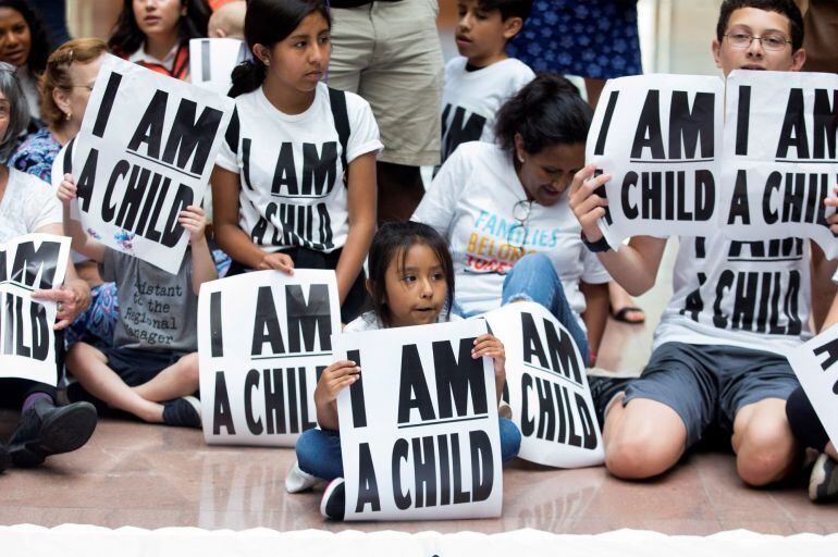 Niños participan en una sentada para demandar a la administración Trump la reunificación de las familias de inmigrantes separadas en la frontera entre EE.UU y México, en la oficina del Senado, en el Capitolio, Washington (EE.UU).