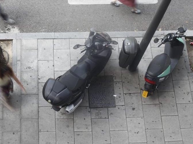 Motos aparcada en una calle