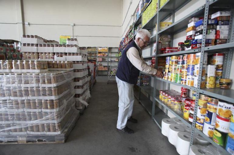 Un voluntario en el almacen del Banco de Alimentos 