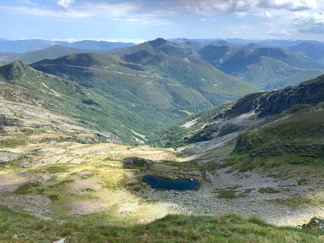 La Diputación de Lugo y varios ayuntamientos gallegos enumeran varias montañas que dicen estar en los Ancares lucenses, mientras que Candín asegura que están en el Bierzo.