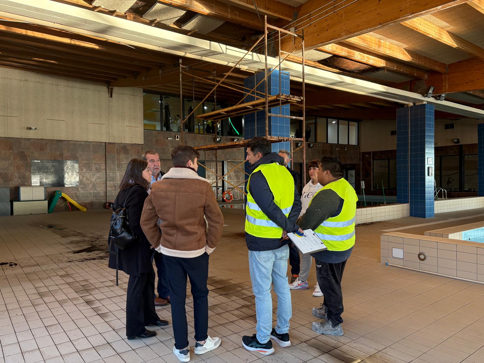 La visita municipal a la piscina cubierta
