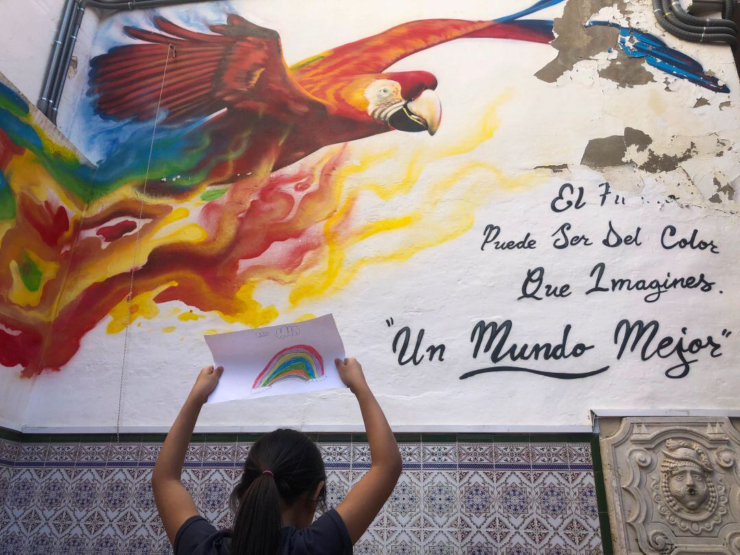 En Málaga, al igual que en el resto de España, los niños no han podido ir al colegio desde mediados de marzo. A pesar de ello, en el Centro de Acogida de CEAR las niñas y niños han dibujado arcoíris que han colocado en las ventanas para arrancar una sonrisa a sus compañeros