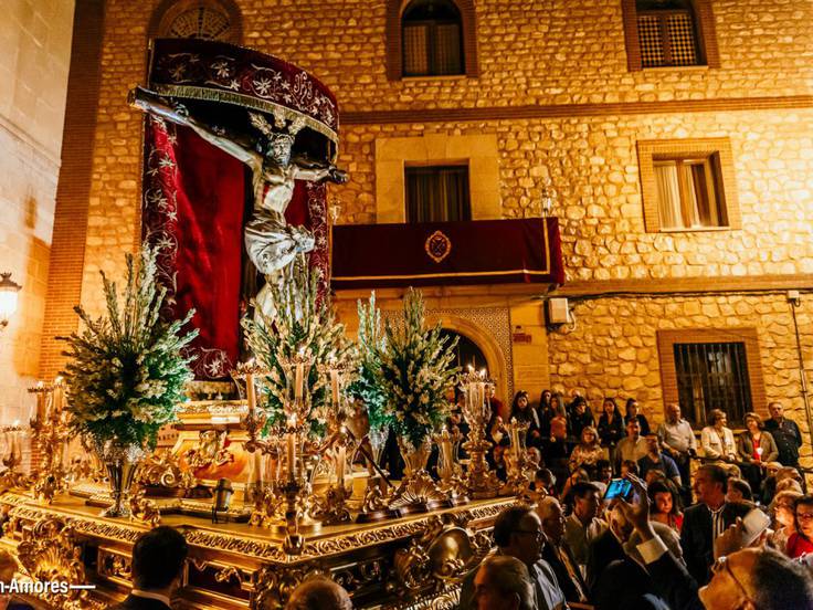 Salida del Stmo. Cristo de la Misericordia de su ermita en años anteriores
