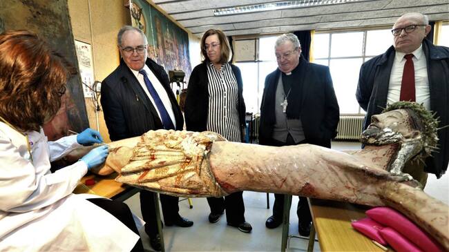 Imagen de una visita al taller de restauración