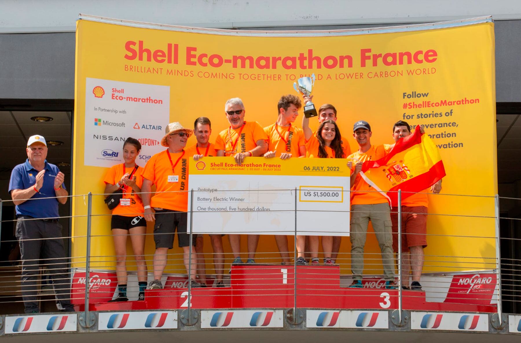 Profesores y alumnos del Ecodimoni en el podio como ganadores en la modalidad de vehículos eléctricos