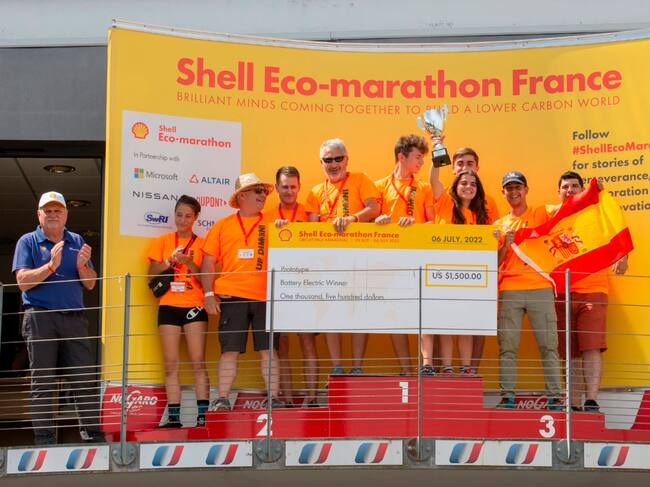 Profesores y alumnos del Ecodimoni en el podio como ganadores en la modalidad de vehículos eléctricos