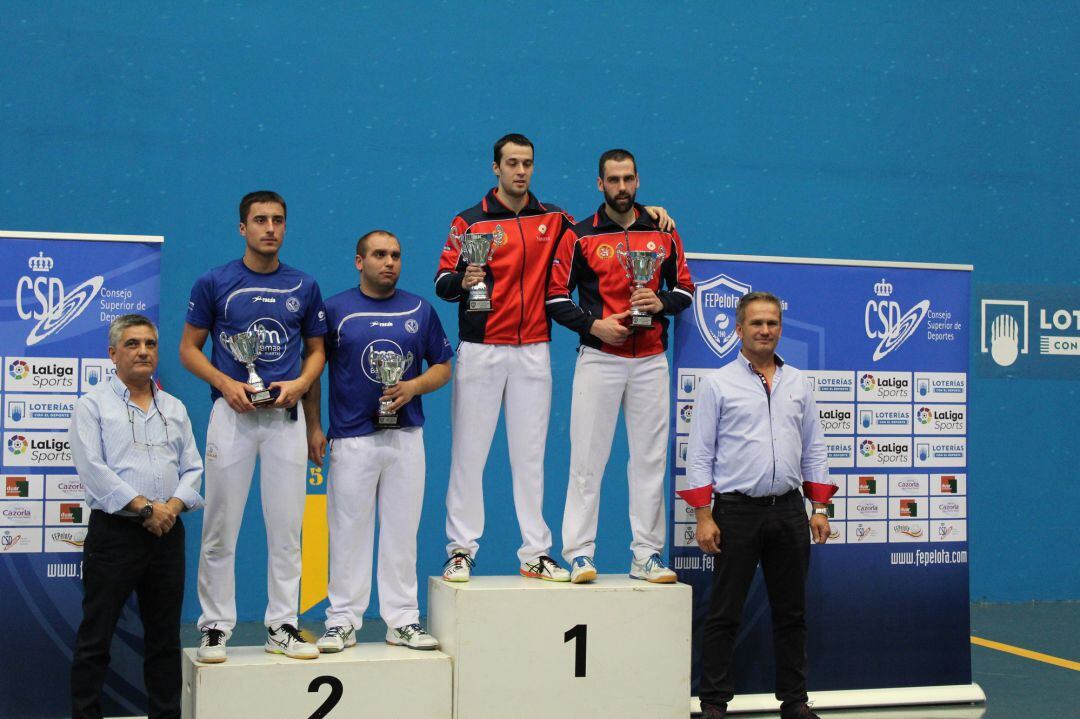 Los segovianos Carlos Baeza y Daniel Arranz, en el podium como subcampeones de la Copa del Rey de pala corta