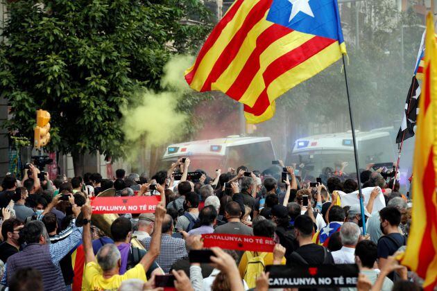 Numerosos manifestantes convocados por entidades independentistas protestan en las inmediaciones de la Estación de Francia