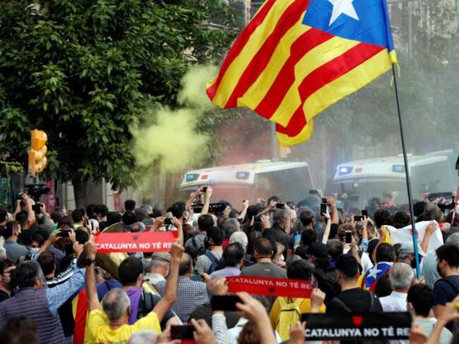 Numerosos manifestantes convocados por entidades independentistas protestan en las inmediaciones de la Estación de Francia