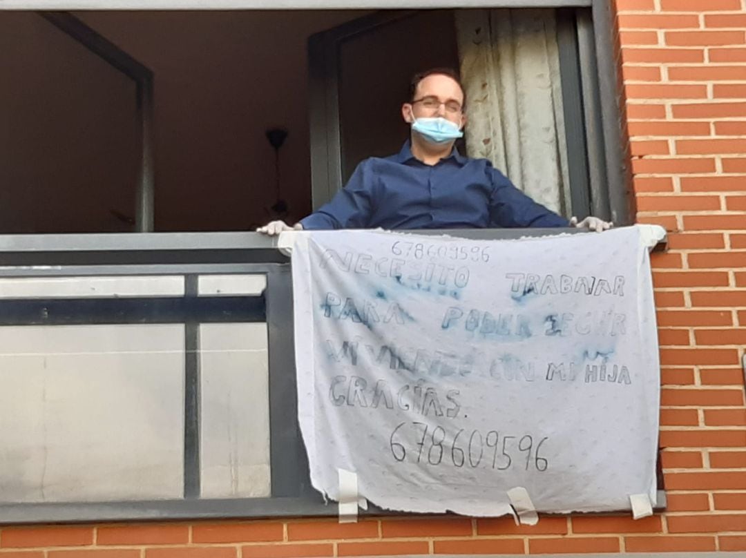 Jorge Guillén exhibe su emotiva pancarta en el balcón de su piso en Ciudad Real en el barrio del nuevo hospital