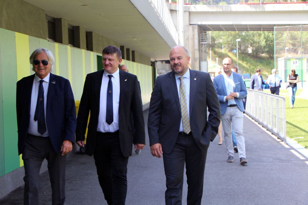 El comitè avaluador d'Encamp com a candidata al guardó de Ciutat Europea de l'Esport, acompanyat del cònsol major, Jordi Torres, visitant les instal·lacions de Prada de Moles.