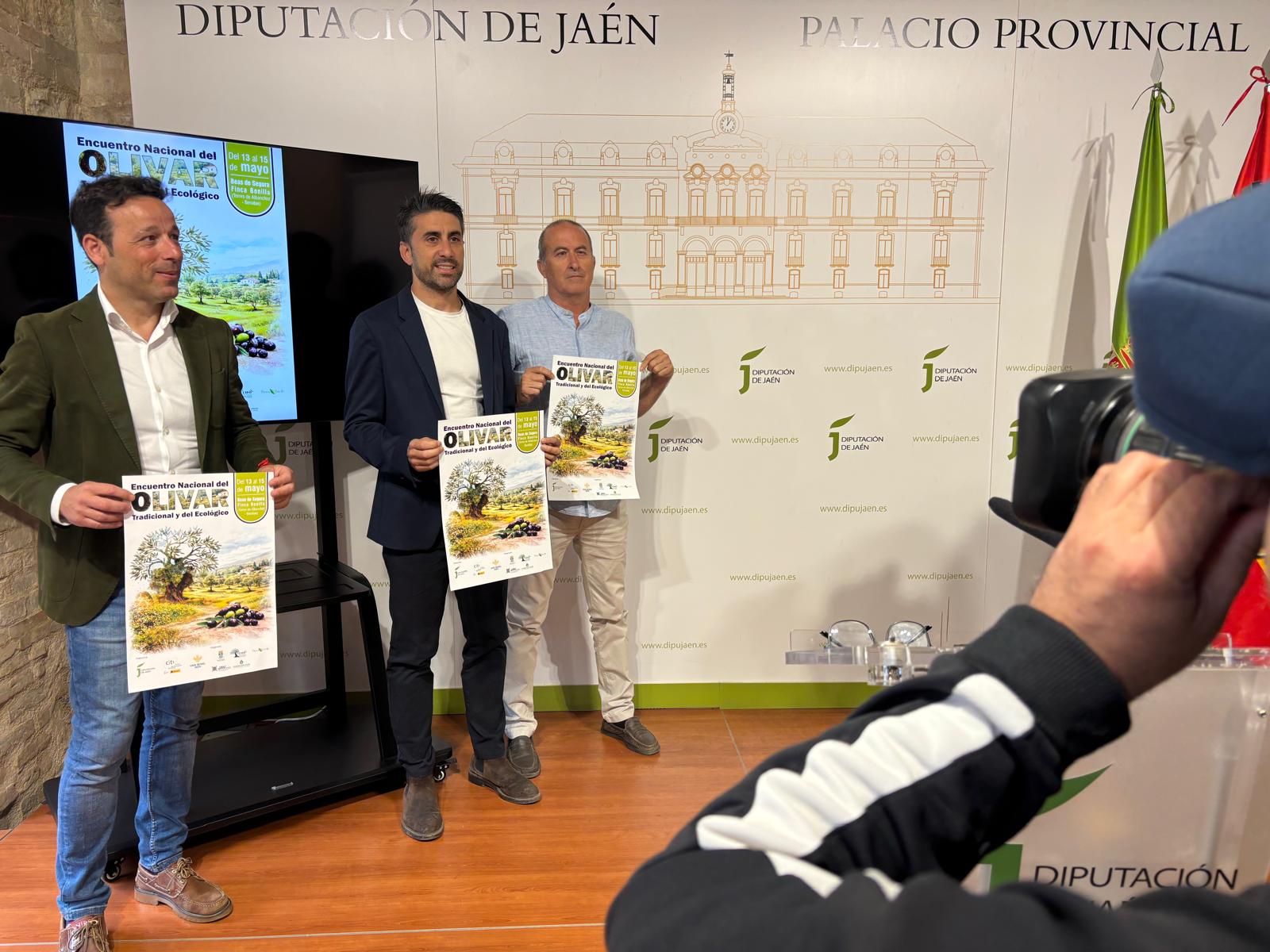 Presentación del I Encuentro de Olivar Tradicional y Ecológico con el diputado de Agricultura, Javier Perales; el alcalde de Beas de Segura, Jose Alberto Rodríguez y Vicente Rodríguez, propietario de la finca Bonilla.