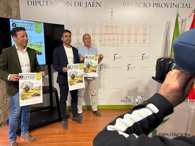 Presentación del I Encuentro de Olivar Tradicional y Ecológico con el diputado de Agricultura, Javier Perales; el alcalde de Beas de Segura, Jose Alberto Rodríguez y Vicente Rodríguez, propietario de la finca Bonilla.
